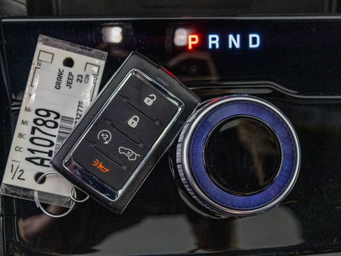 Used 2023 Jeep Grand Cherokee L Laredo image 30