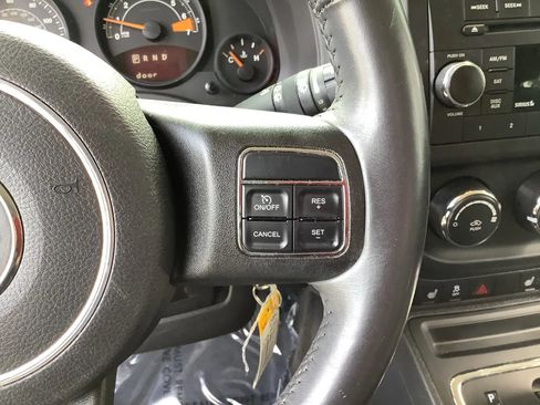 Used 2014 Jeep Patriot Latitude FWD image 25