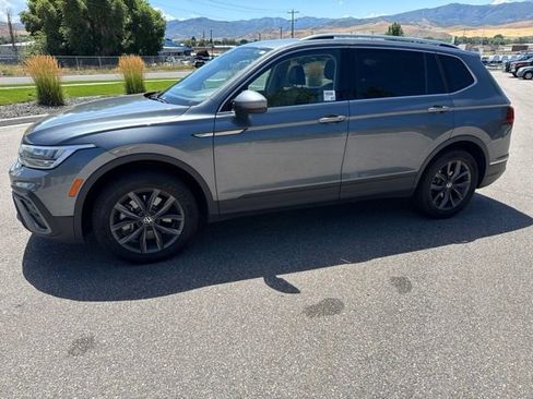 Used 2023 Volkswagen Tiguan SE w/ Panoramic Sunroof Package FWD image 2
