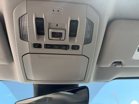Used 2022 Toyota Highlander XLE AWD/4WD image 19