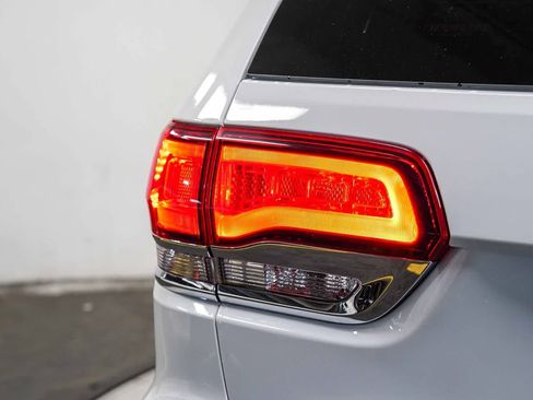 Used 2021 Jeep Grand Cherokee Laredo RWD image 11