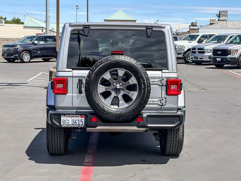 Used 2018 Jeep Wrangler Unlimited Sahara AWD/4WD image 3