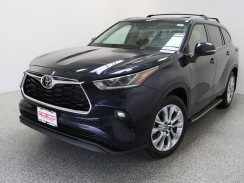 Used 2023 Toyota Highlander Limited FWD image 2