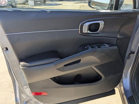Used 2024 Kia Sorento S image 11