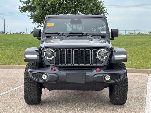 Used 2025 Jeep Wrangler Unlimited Rubicon w/ Convenience Group AWD/4WD image 3