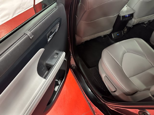 Used 2022 Toyota Highlander XLE AWD/4WD image 12