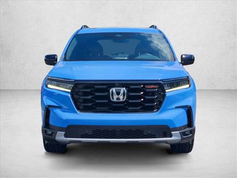 Used 2025 Honda Pilot TrailSport image 2