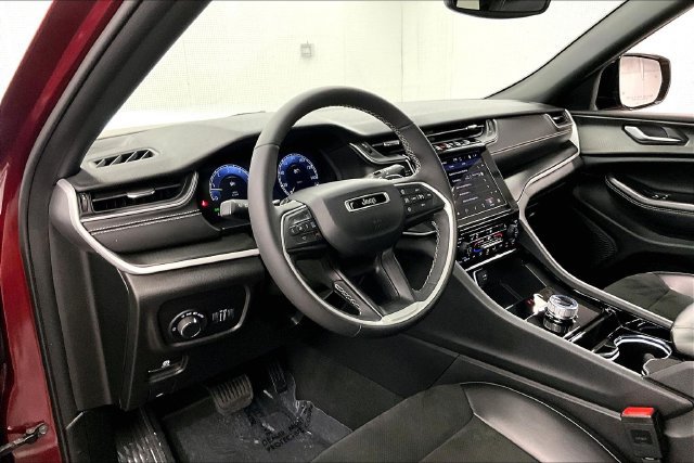 Used 2023 Jeep Grand Cherokee Altitude AWD/4WD image 16