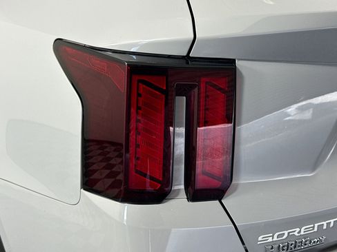 Used 2025 Kia Sorento S FWD image 36
