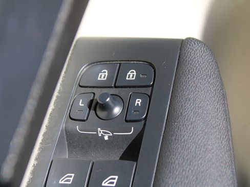 Used 2023 Volvo XC40 B5 Plus w/ Protection Package Premier image 21