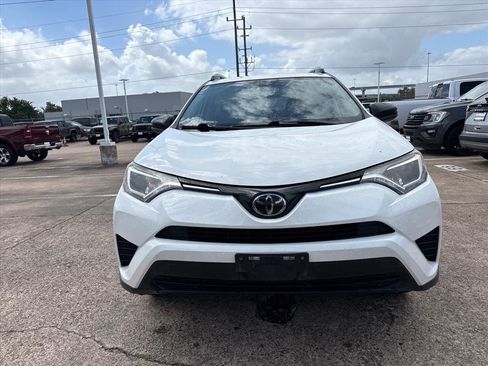 Used 2018 Toyota RAV4 LE image 2