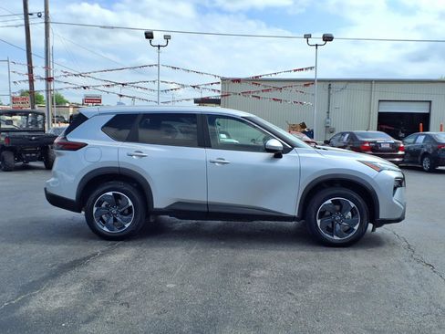 Used 2025 Nissan Rogue SV FWD image 25