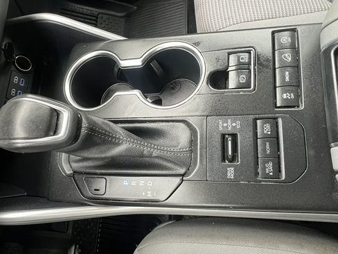 Used 2022 Toyota Highlander LE AWD/4WD image 26