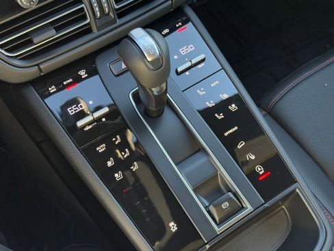 Used 2025 Porsche Macan AWD/4WD image 32