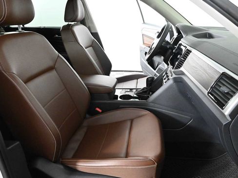 Certified 2022 Volkswagen Atlas SE w/ Black Wheel Package FWD image 10