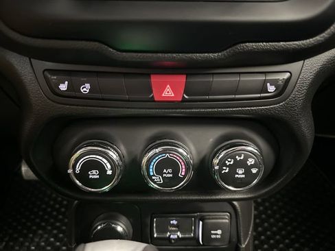 Used 2017 Jeep Renegade Altitude AWD/4WD image 19
