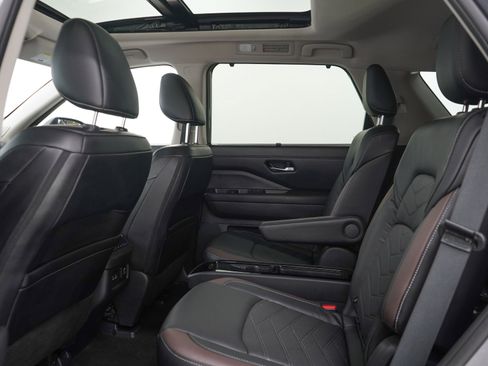 Used 2024 Nissan Pathfinder Platinum AWD/4WD image 21