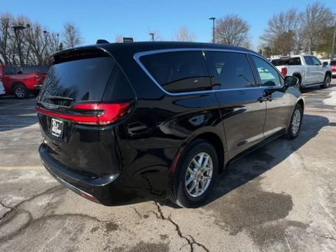 Used 2024 Chrysler Pacifica Touring-L image 8