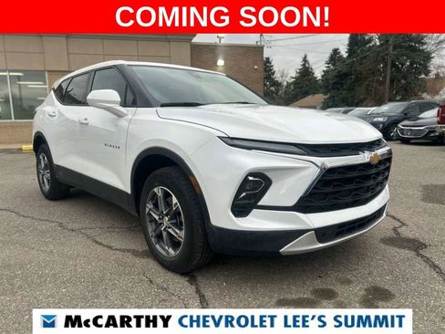 Used 2025 Chevrolet Blazer LT image 2