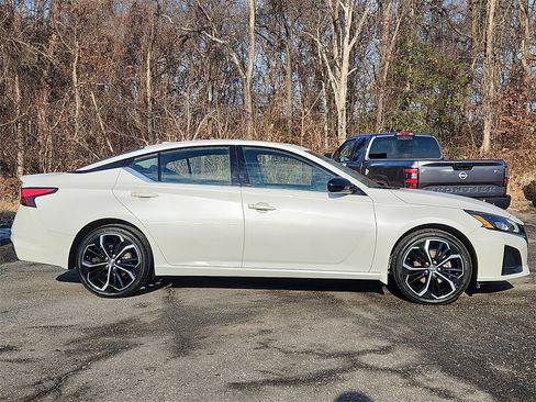 Certified 2023 Nissan Altima 2.5 SR w/ SR Premium Package image 8