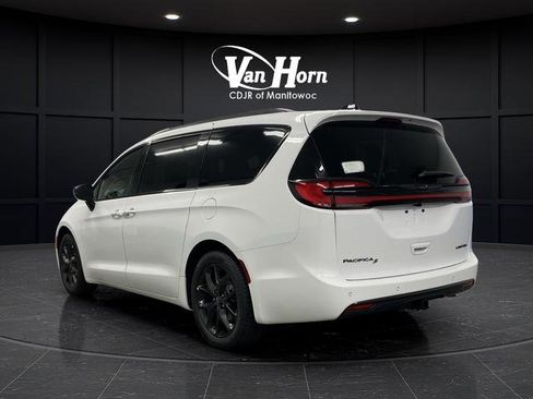 New 2026 Chrysler Pacifica Limited w/ S Appearance Package image 3