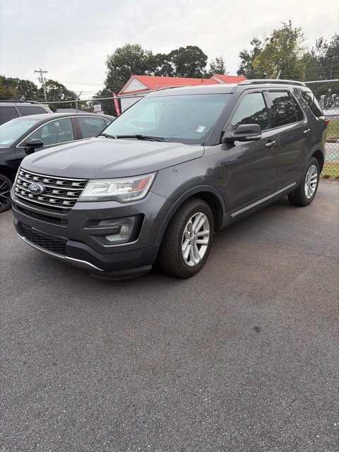 Used 2017 Ford Explorer XLT w/ Equipment Group 202A FWD image 1
