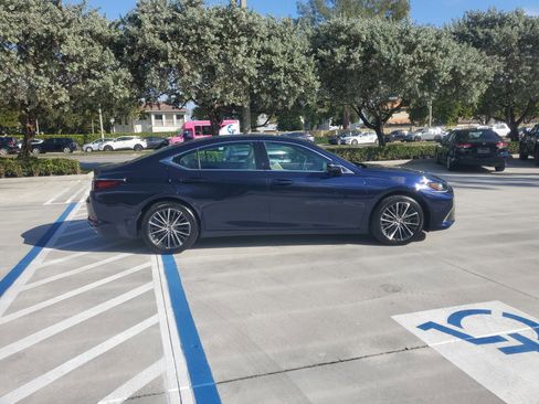 Used 2025 Lexus ES 350 w/ Premium Package image 11