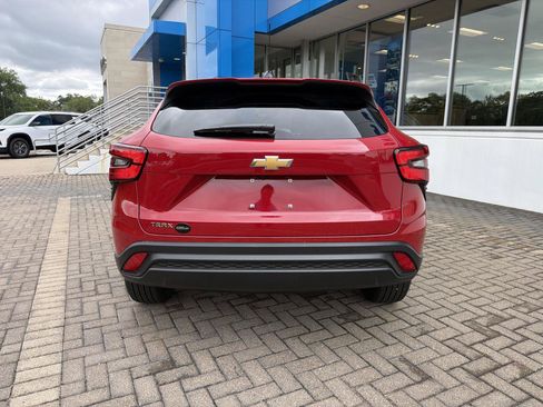 Used 2026 Chevrolet Trax LS w/ LS Convenience Package FWD image 4