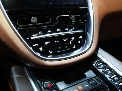 Used 2021 Aston Martin DBX AWD/4WD image 45