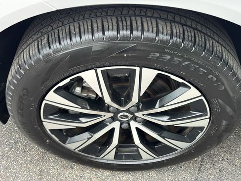 Certified 2025 Volvo XC60 B5 Plus AWD/4WD image 32