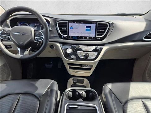 Used 2023 Chrysler Pacifica Touring-L FWD image 16