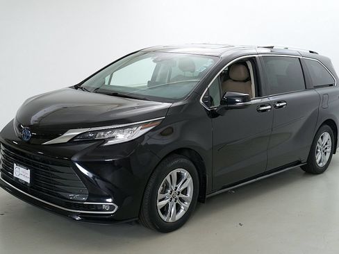 Used 2024 Toyota Sienna Limited AWD/4WD image 6