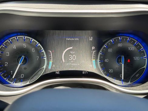 Used 2024 Chrysler Pacifica Touring-L FWD image 21