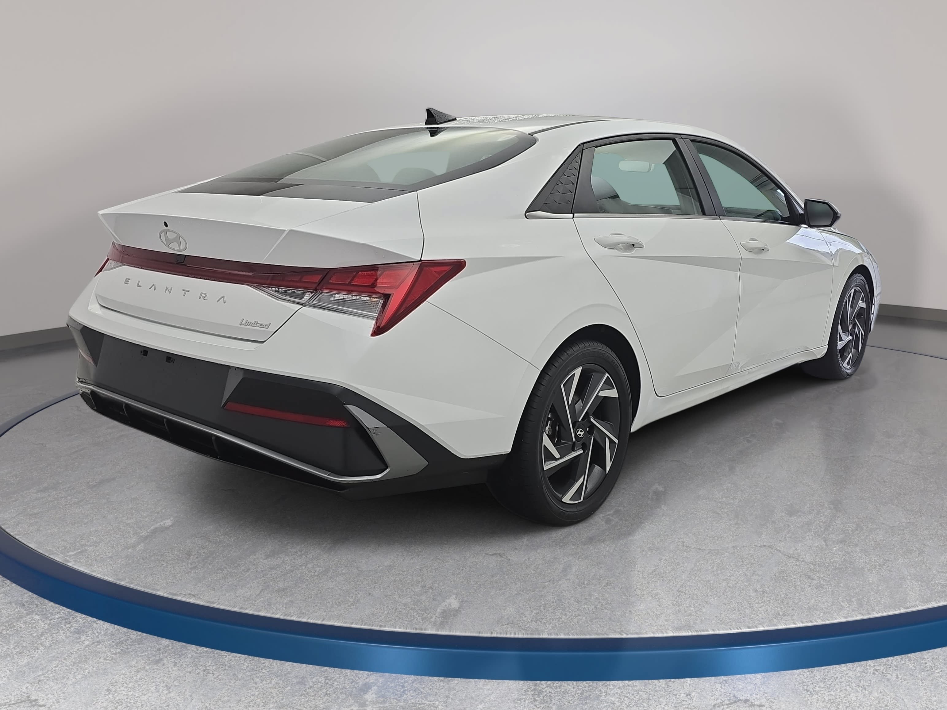 Used 2025 Hyundai Elantra Limited FWD image 5