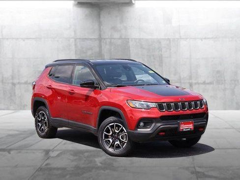 Used 2025 Jeep Compass Trailhawk AWD/4WD image 2