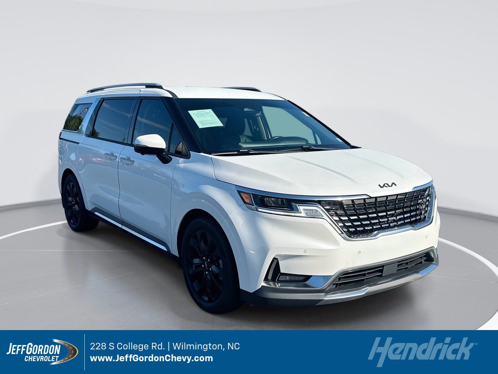 Used 2022 Kia Carnival SX w/ Paint Protection Package FWD image 1