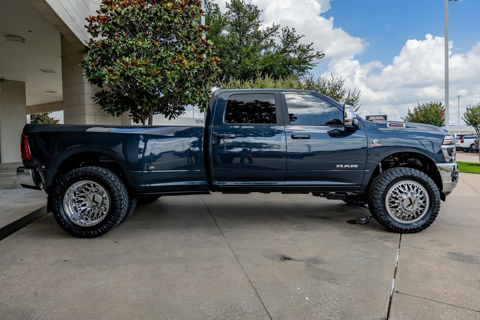 Used 2025 RAM 3500 Laramie AWD/4WD image 11
