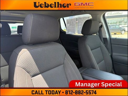 Used 2023 GMC Acadia SLE w/ Driver Convenience Package FWD image 3
