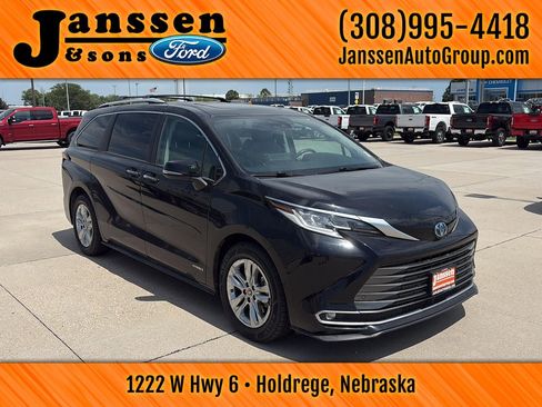 Used 2021 Toyota Sienna Limited image 4
