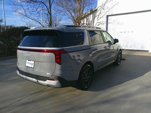 Used 2025 Kia Carnival EX image 12