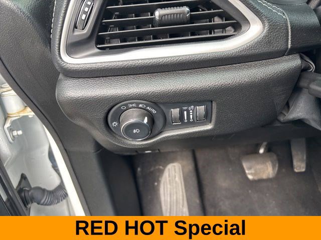 Used 2023 Chrysler Pacifica Touring FWD image 19