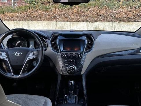 Used 2017 Hyundai Santa Fe SE AWD/4WD image 9