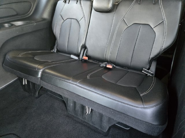 Certified 2025 Chrysler Pacifica Select FWD image 31
