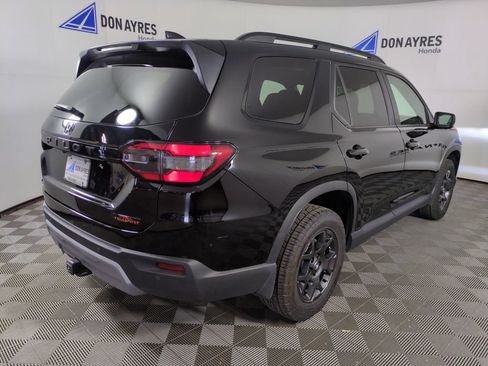 Certified 2025 Honda Pilot TrailSport image 9