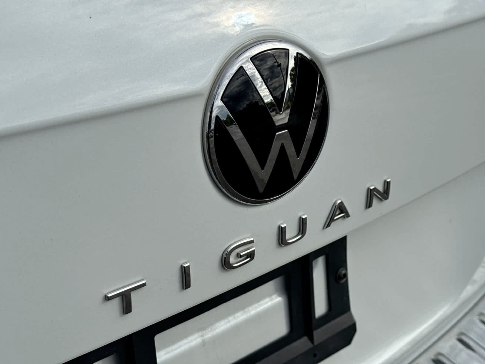 Used 2024 Volkswagen Tiguan SE R-Line FWD image 19