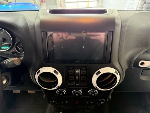 Used 2015 Jeep Wrangler Unlimited Sahara w/ Quic Order Package 23X image 28