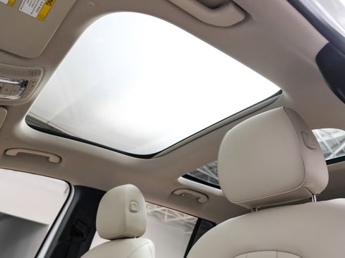 Used 2023 Mercedes-Benz GLB 250 w/ Premium Package image 5
