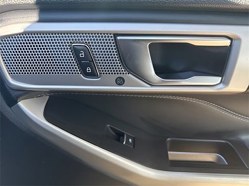 Used 2022 Ford Explorer Limited image 18