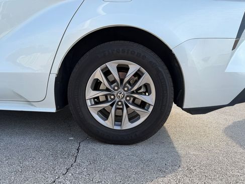 Used 2023 Toyota Sienna XLE FWD image 9