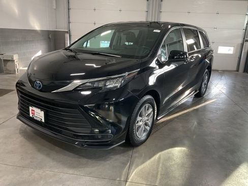 Used 2024 Toyota Sienna LE image 3